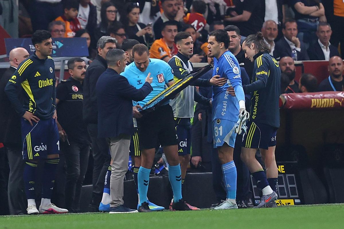 Ederson Gidiyor mu, Yerine Sırp Dev mi Geliyor? Kadıköy'de Kaleci Depremi!