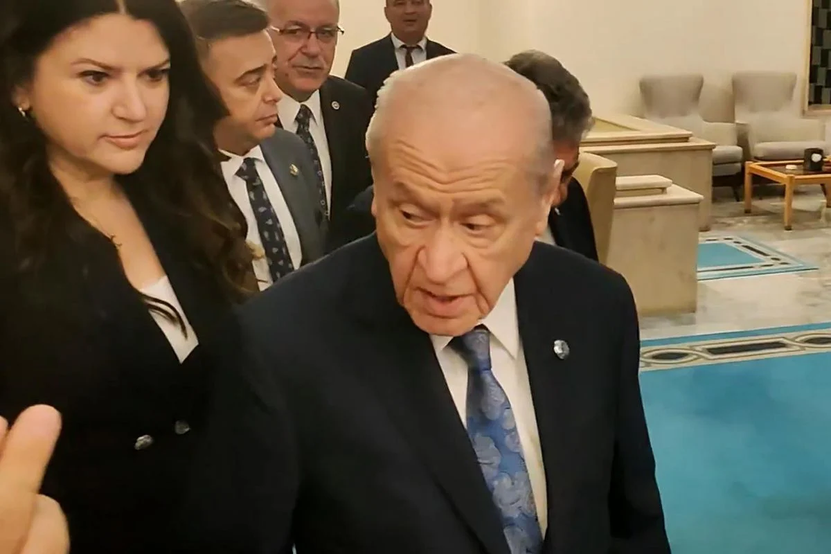 Bahçeli'den Gazeteciye Tepki: "18 Saat Dinleyeceksiniz, Soru Mu Bu Şimdi!"