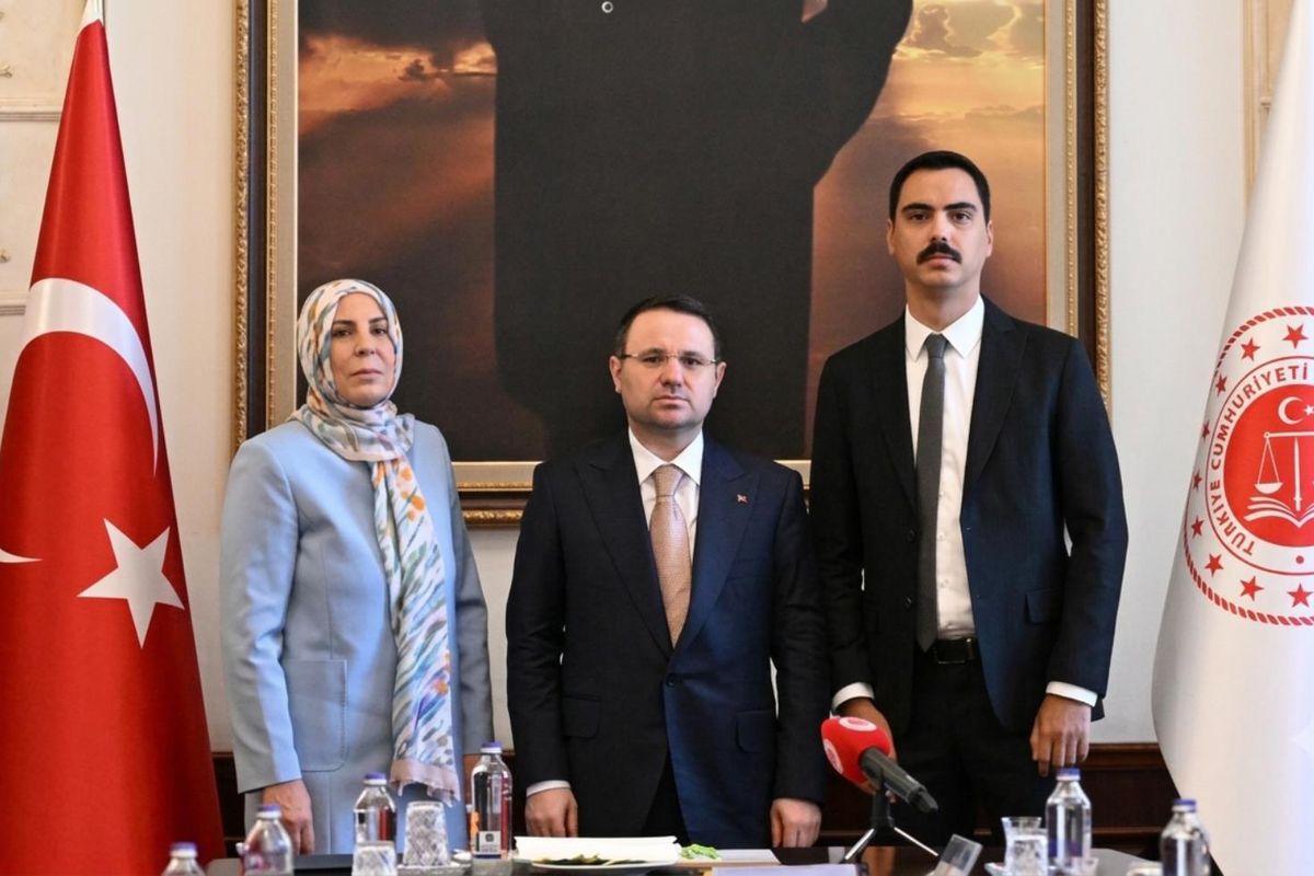 Adalet Bakanlığı'nda Kritik Kabul! Bakan Gürlek Yazıcıoğlu Ailesini Ağırladı