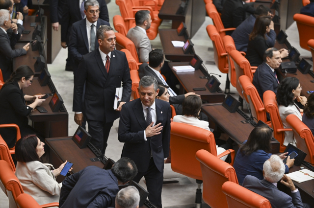Meclis’te Dikkat Çeken An: Devlet Bahçeli, “Evet” Kararını Açıklayan Özgür Özel’i Alkışladı