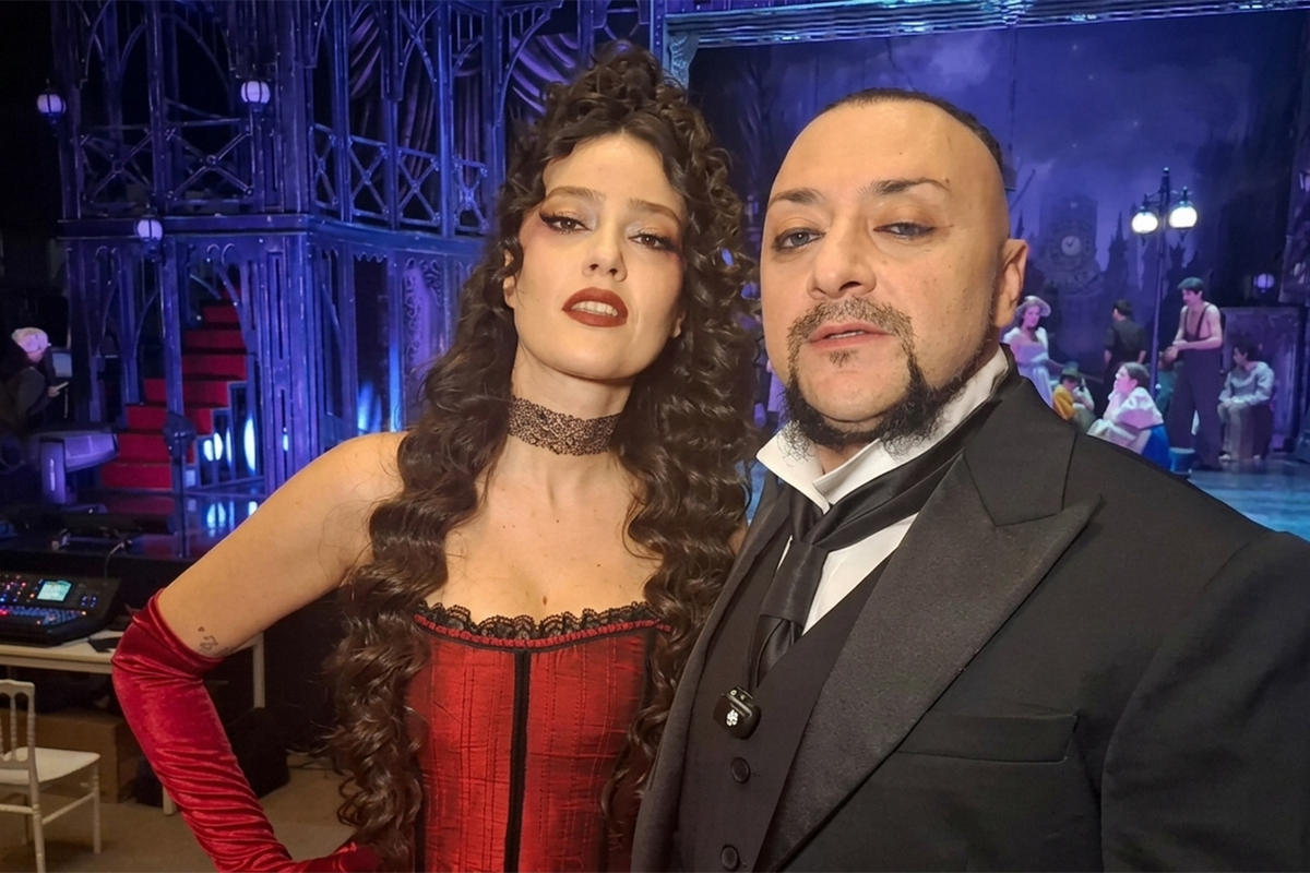 Jekyll & Hyde Müzikalinde Peş Peşe Düştü! Pelin Akil Bacağındaki Morluğu Gösterdi