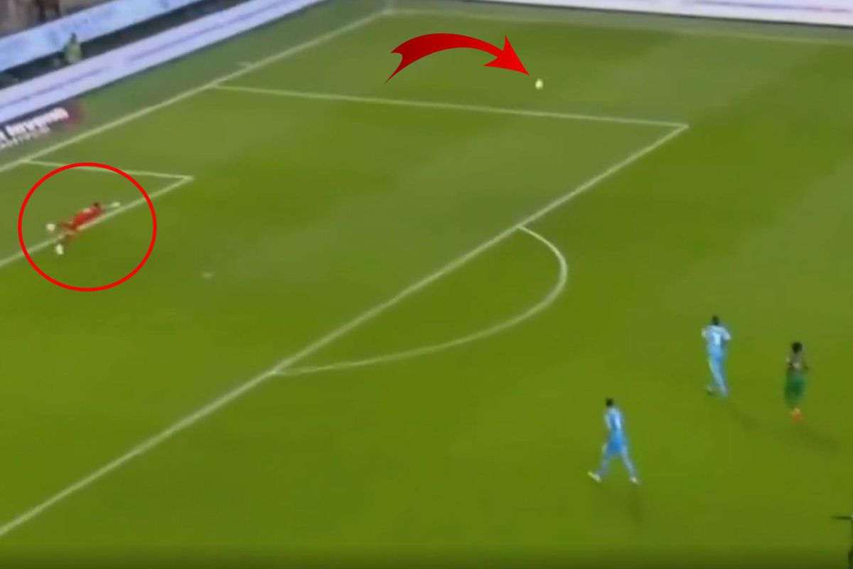 Top Kaleyle Alakasız Yere Gidiyordu! Kaleci Orbanic'in Bir Anda Yaptığı Hareket Gündem Oldu
