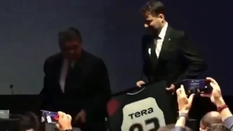 Beşiktaş'ın Töreninde Bir Anda Herkes Ayağa Kalktı! Serdal Adalı Kürsüye Çıkarken Yere Düştü
