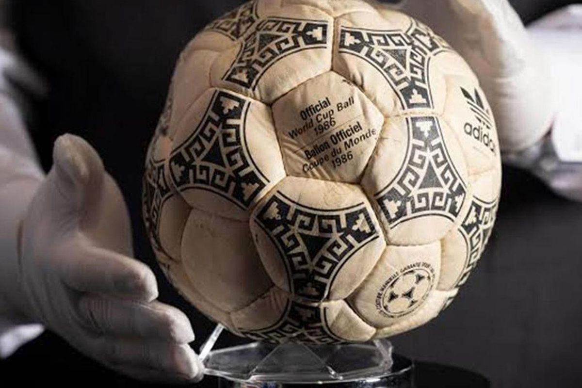 Bir Dokunuş Futbol Tarihini Değiştirmişti! Maradona'nın Efsane Maçındaki Topun Yeni Fiyatı Şaşırttı