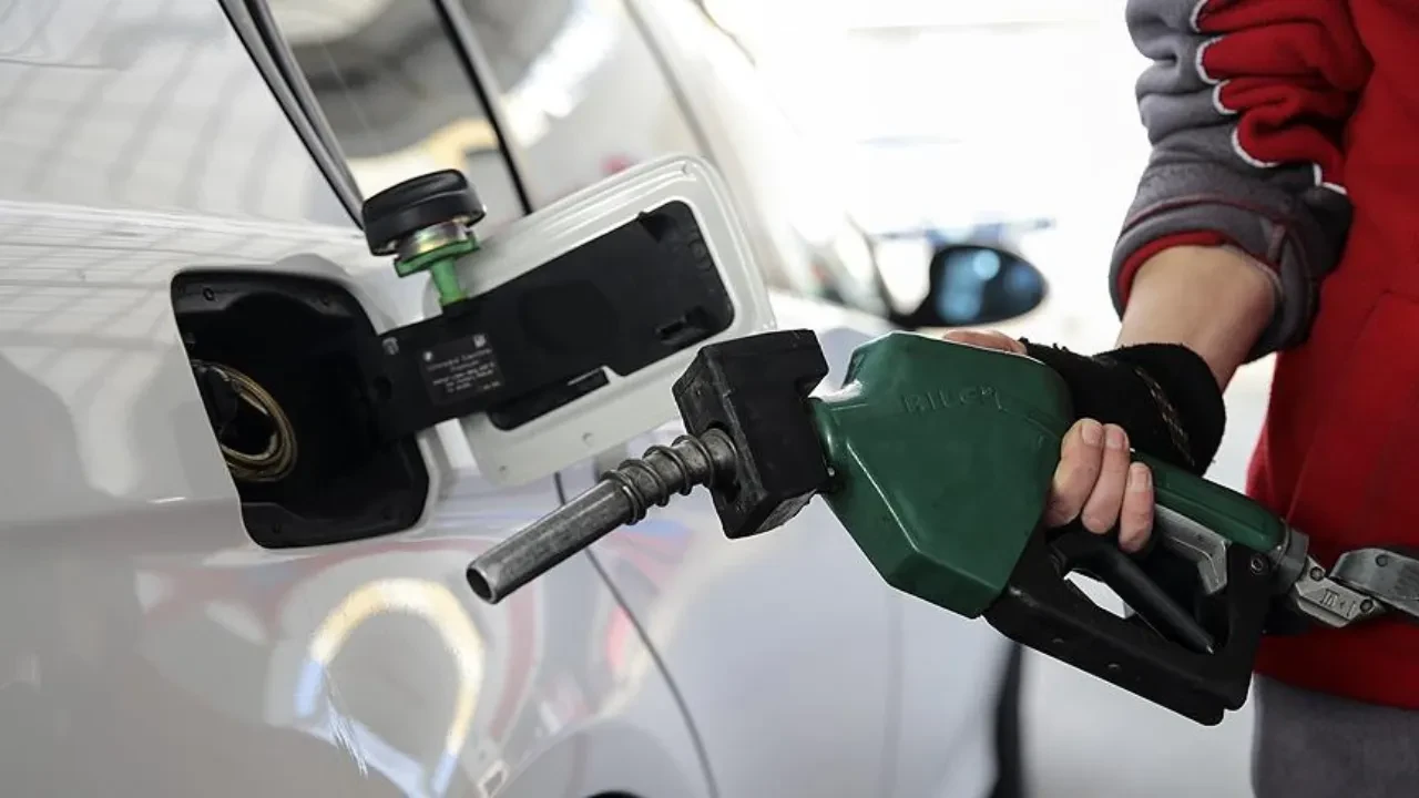 Motorine 4 TL İndirim Geliyor! Akaryakıt Fiyatlarında Gece Yarısı Değişecek Tabela İçin Geri Sayım Başladı