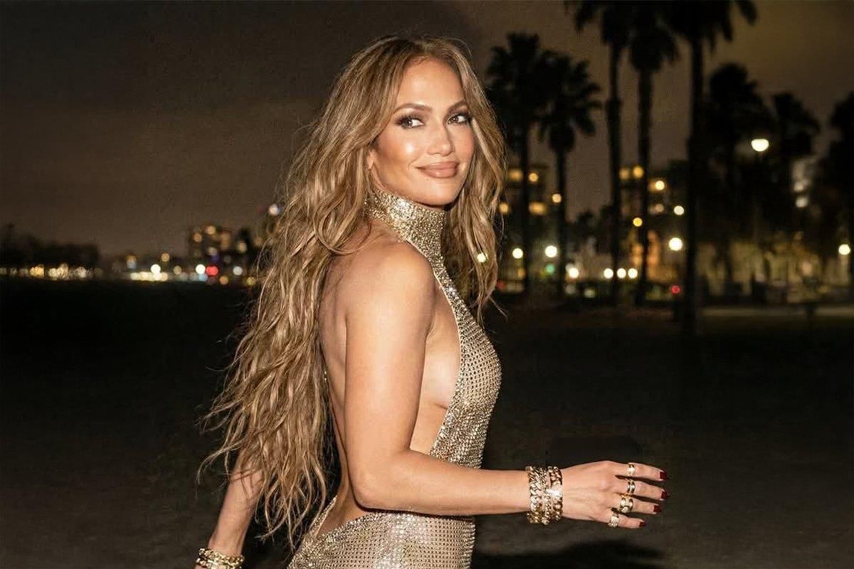 Jennifer Lopez Bu Kez Küveti Ofise Çevirdi: Laptopıyla Çalıştığı Anı "Bugünün Ofisi" Notuyla Paylaştı