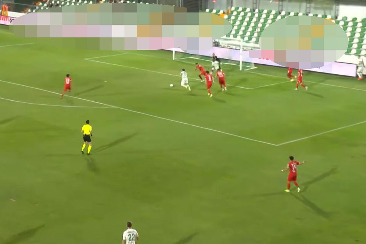 Muğlaspor-Boluspor Maçında Gözler Saha Kenarına Çevrildi! Reklam Panolarındaki Yazılar Dikkat Çekti