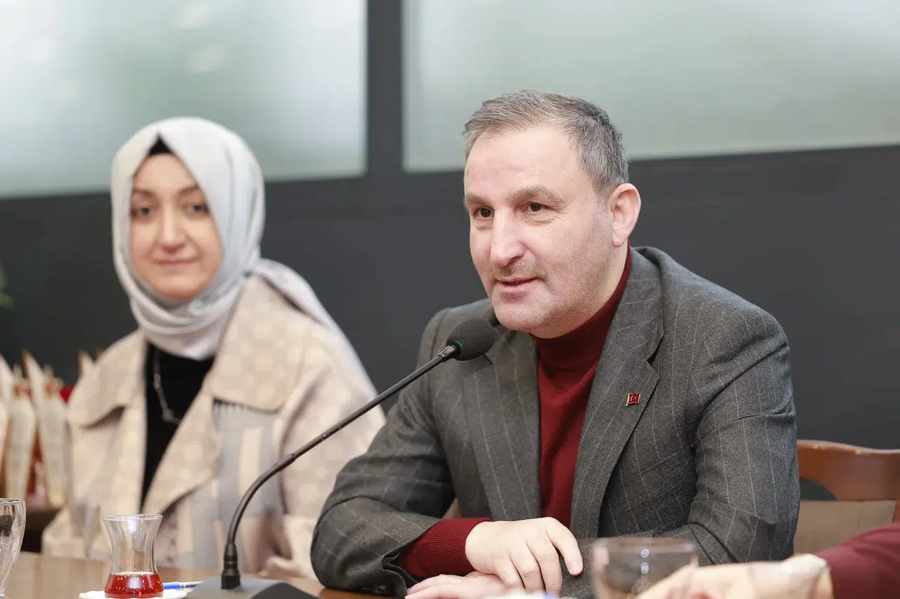 Üniversiteyi Kazanan Sultanbeylili Gençlere 15 Bin TL'ye Kadar Ödül! Bir Destek de Ulaşım İçin Geldi