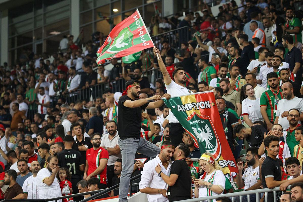 Diyarbakır'da Tribünler Tek Yürek Oldu: İstiklal Marşı Hep Bir Ağızdan Okundu
