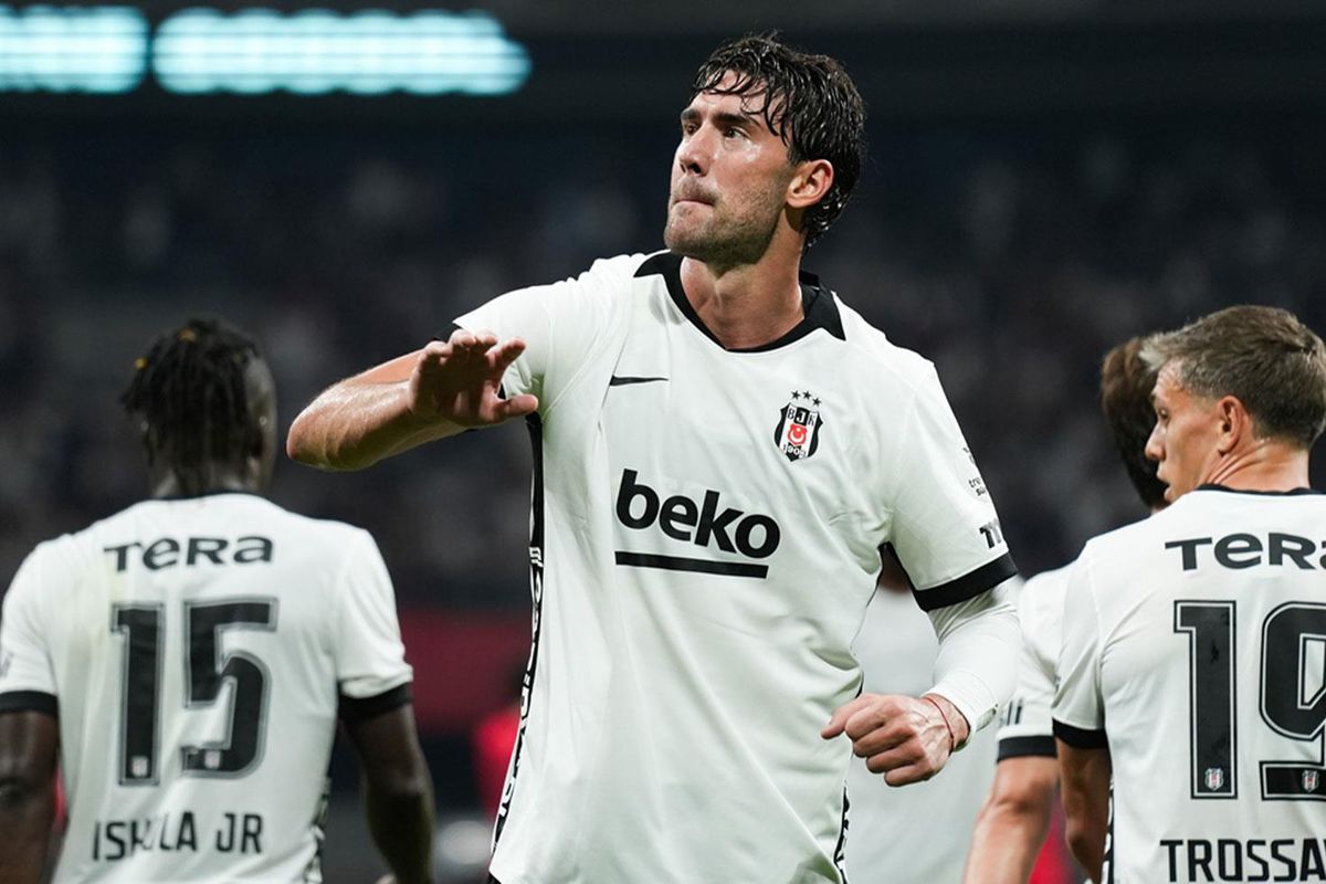 Beşiktaş'tan Derbi Öncesi Gol Şovu: Vlahovic Hat-Trick ile Sahneye Çıktı