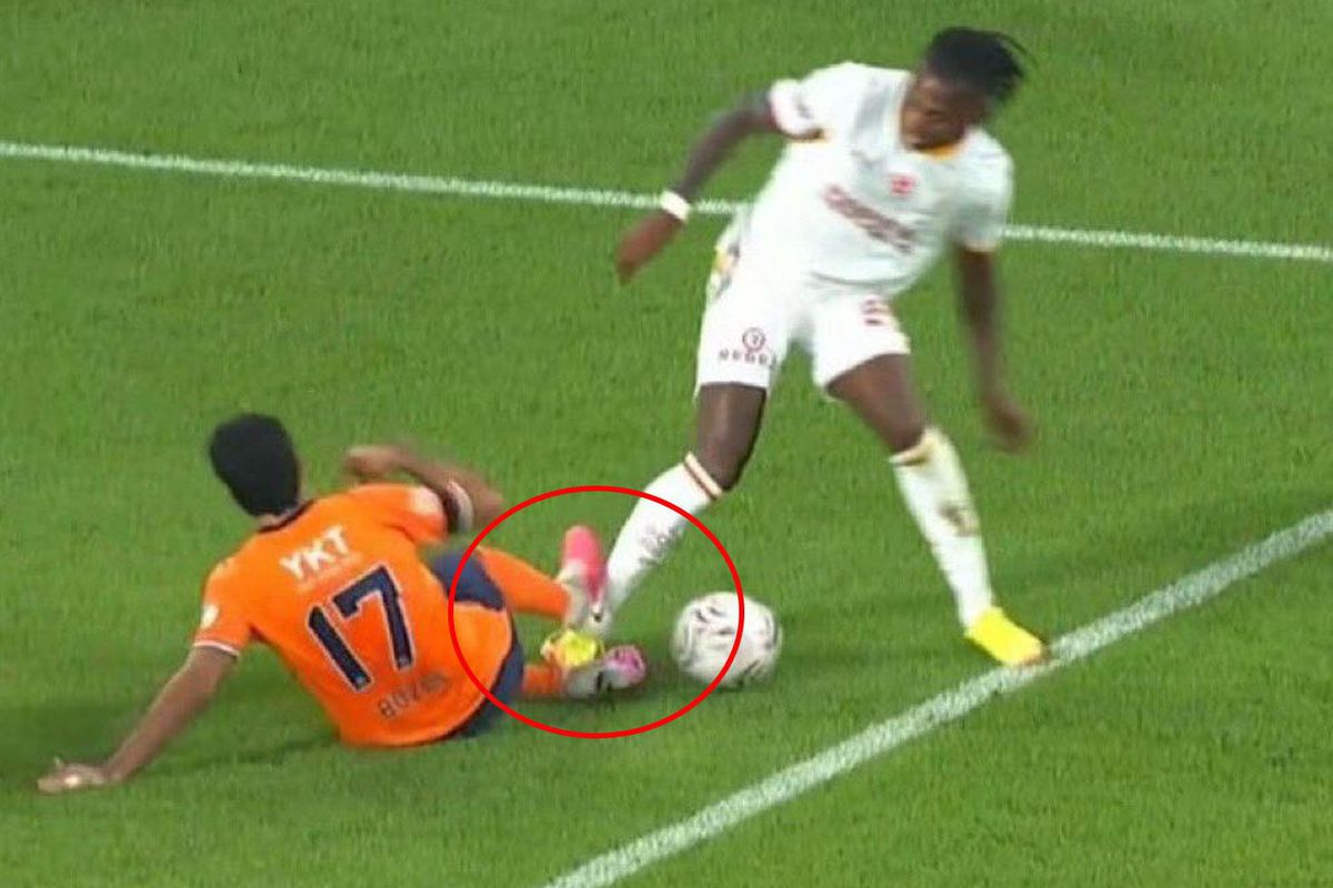 Başakşehir-Galatasaray Maçında Ortalık Bir Anda Karıştı! Umut Bozok’un Leao’ya Müdahalesi Kırmızı Kart Getirdi