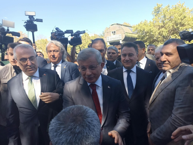 Ahmet Davutoğlu’ndan Adliye Önünde Dikkat Çeken Mesaj! “Bu, Türkiye Cumhuriyeti Tarihinde Bir İlk”