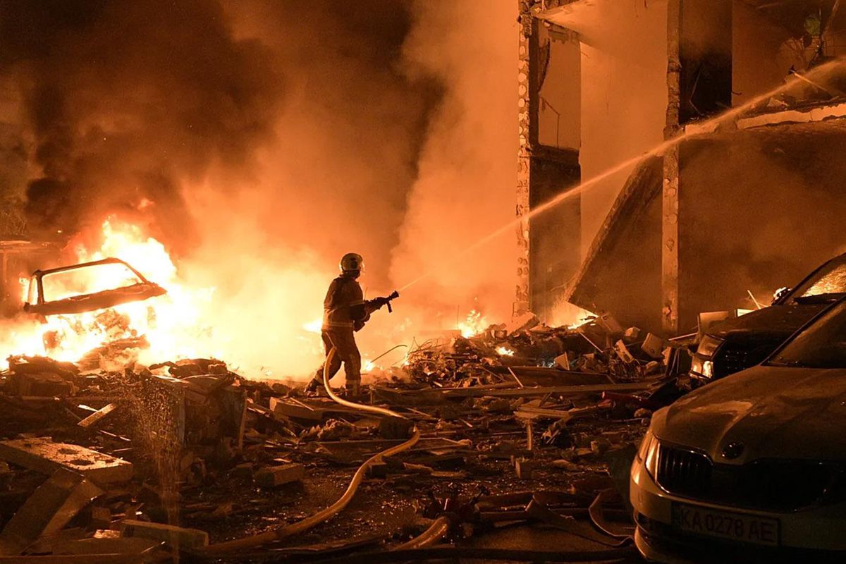 Ukrayna'nın Başkenti Kiev'de Gece Alarmı! Konutlar ve Özel Okulun Bulunduğu Alanda Yangın Çıktı