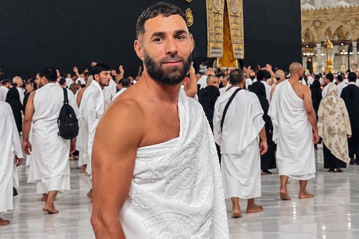 Dünyaca Ünlü Yıldız Karim Benzema Kabe'yi Ziyaret Etti! İhramlı Fotoğrafına Tek Cümlelik Not