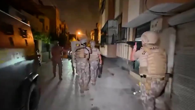 Şimşekler Suç Örgütüne Özel Harekât Baskını! Çocuk Oyun Alanındaki Depodan El Bombaları Çıktı