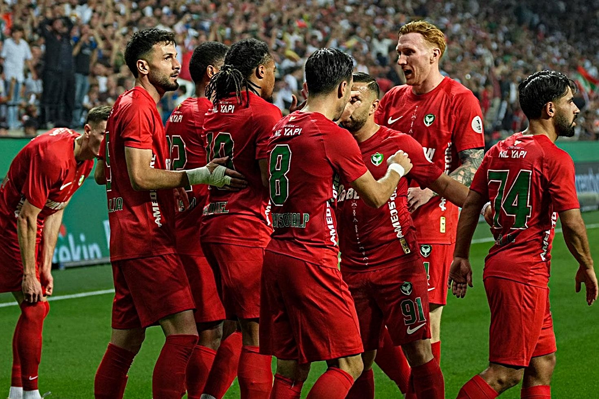 Amedspor'dan Başakşehir'e Tarihî Fark! Gift Orban Hat-Trick Yaptı, Diyarbakır'da 5 Gollü Gece