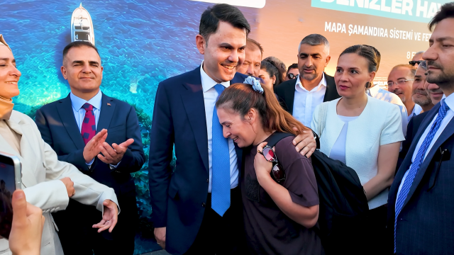 Fethiye'de Murat Kurum'un Yanına Geldi, Gözyaşlarını Tutamadı! “Siz Hep Bizimle Oldunuz”