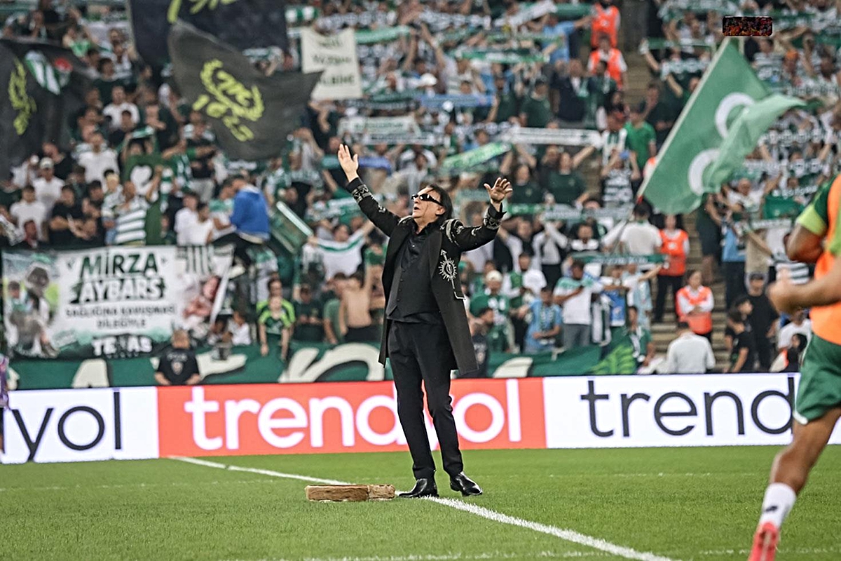 Bursaspor Tribünlerinde “Cendere” Yankılandı! Gökhan Kırdar Söyledi, Binlerce Taraftar Eşlik Etti