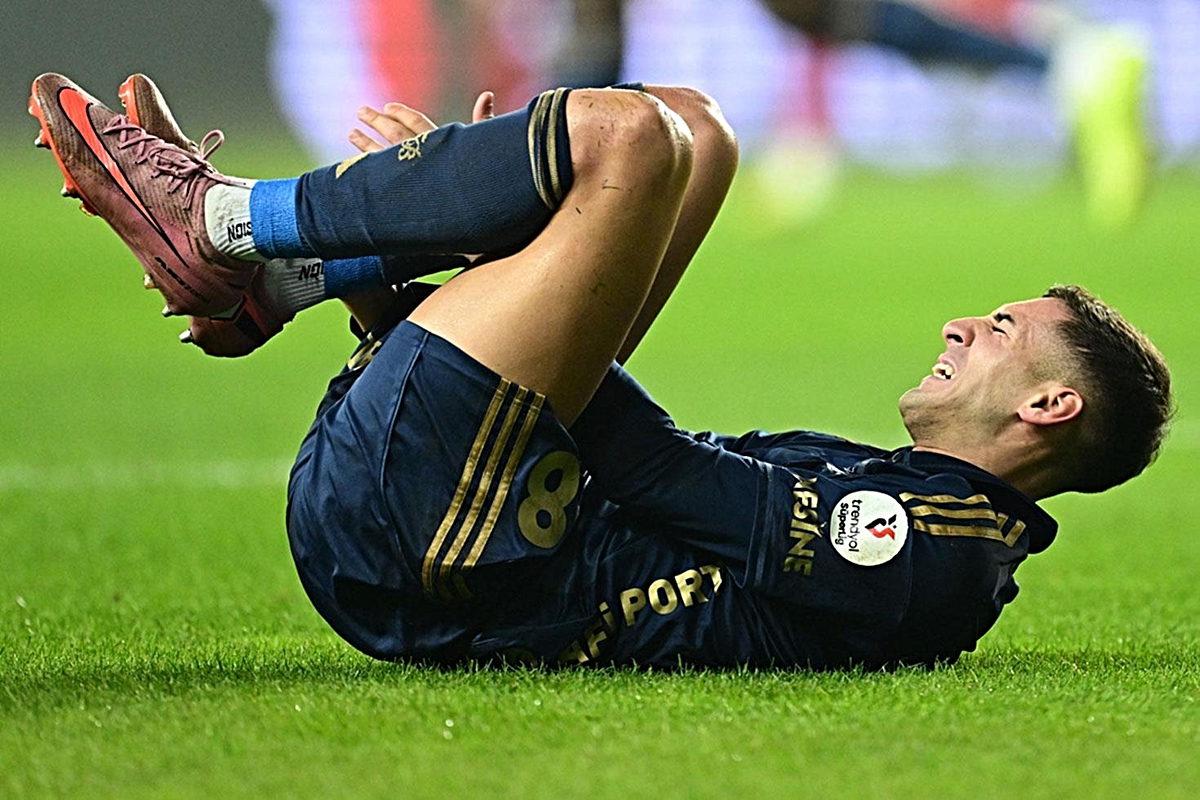Fenerbahçe’de Mert Müldür Şoku! Ameliyat Oldu, Sahalara Dönüş Tarihi Belli Oldu
