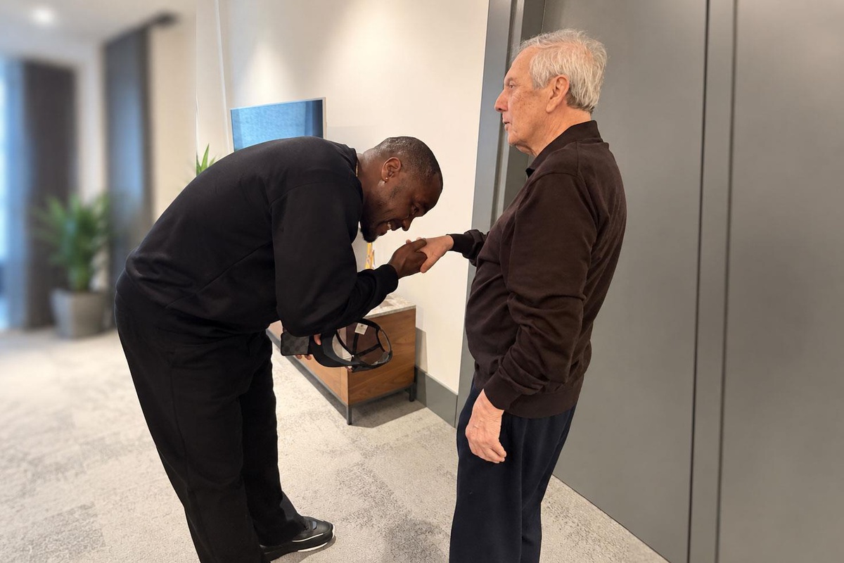 Emenike’den Aziz Yıldırım’a Sürpriz Ziyaret: Elini Öptü, “Aziz Baba” Mesajı Verdi