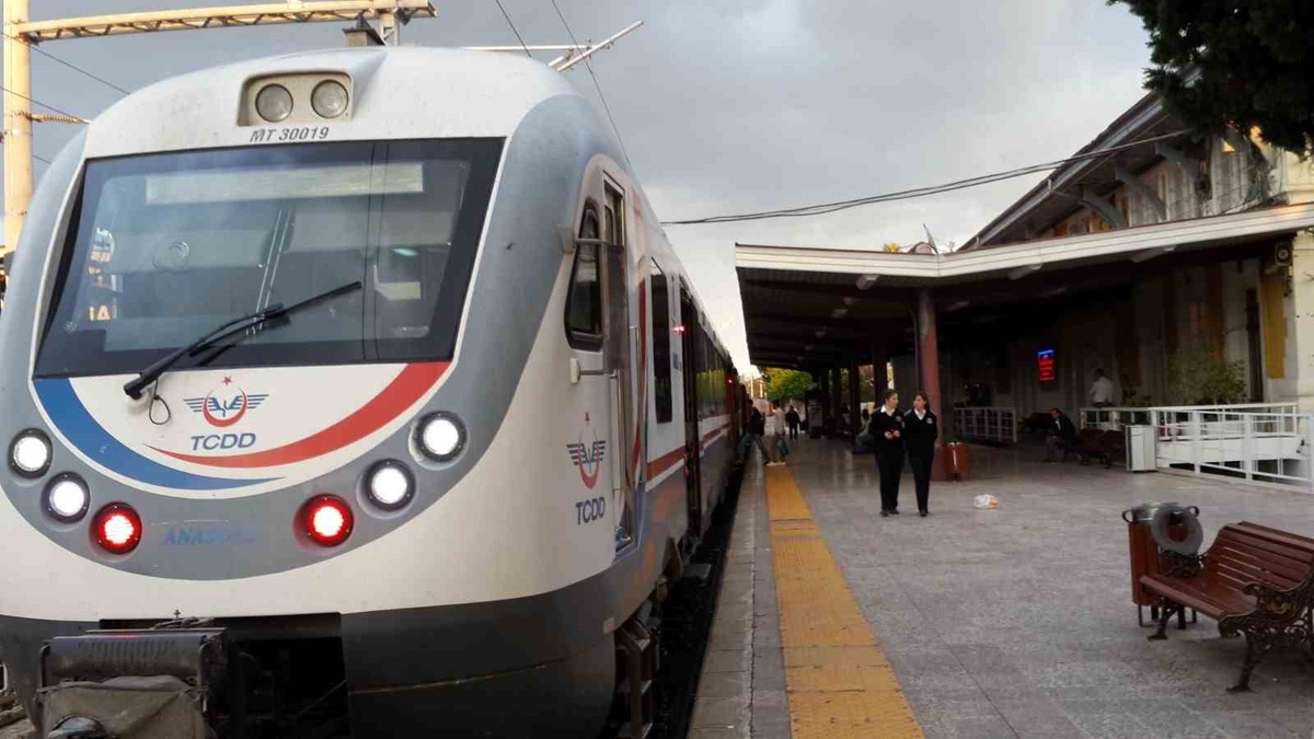 Ücretsiz tren seyahatinde kurallar değişiyor! T.C. kimlik kartı yeterli olacak