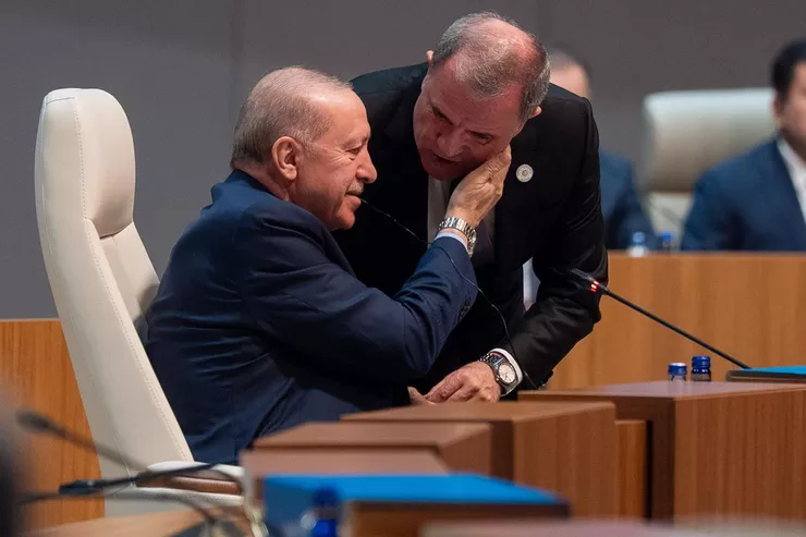 Erdoğan'dan Azerbaycanlı Bakan Ceyhun Bayramov'a samimi jest! Yanağını okşadığı anlar kameralara yansıdı
