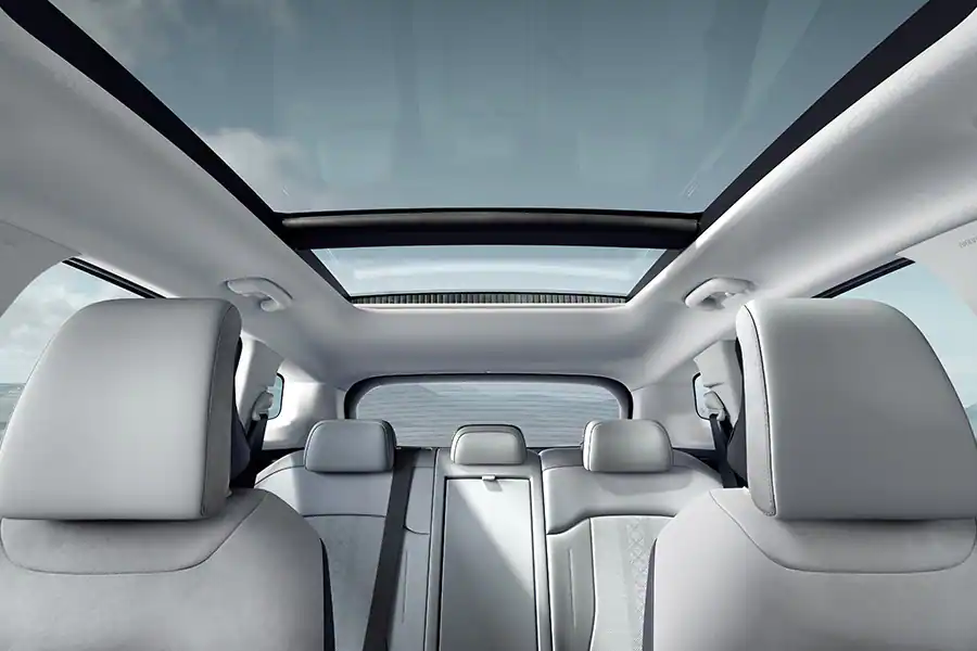 space-panoramic-sunroof-900x600.webp