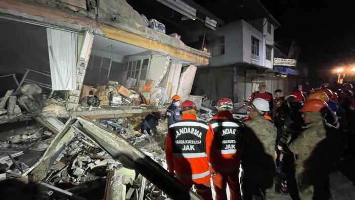 aa-20230220-30365333-30365329-hatayda-depremin-ardindan-bir-is-yerinde-cokme-meydana-geldi-001.webp