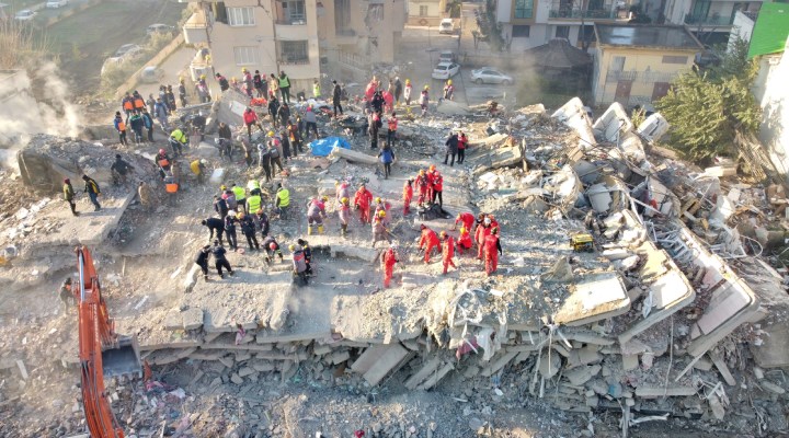 turkiye-deki-deprem-dunya-basininda-yuzyilin-en-olumcul-depremlerinden-biri-1123939-5-001.jpg