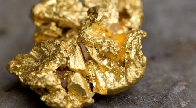 gece-fakirdi-gune-zengin-uyandi-metal-dedektoru-ile-bos-arazide-buldugu-45-kg-tas-altin-kulcesi-cikti-2.jpg