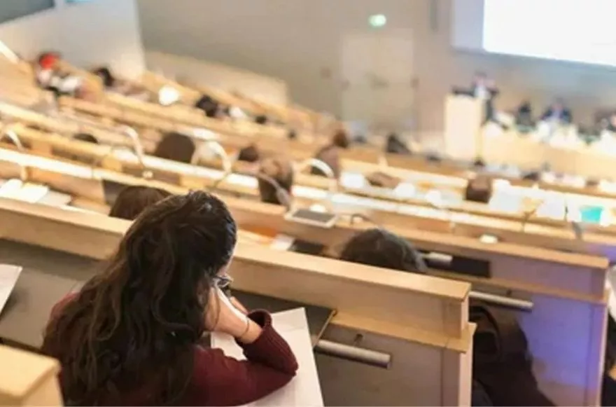 universiteler-icin-hibrit-egitim-karari-bugun-basliyor-isteyen-yuz-yuze-isteyen-cevrimici-katilacak.png