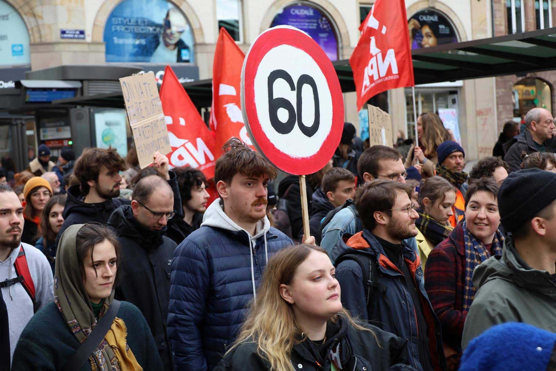 macron-emeklilik-yasini-yukseltme-planini-onayladi-emeklilik-yasi-resmen-64e-yukseltildi.jpg