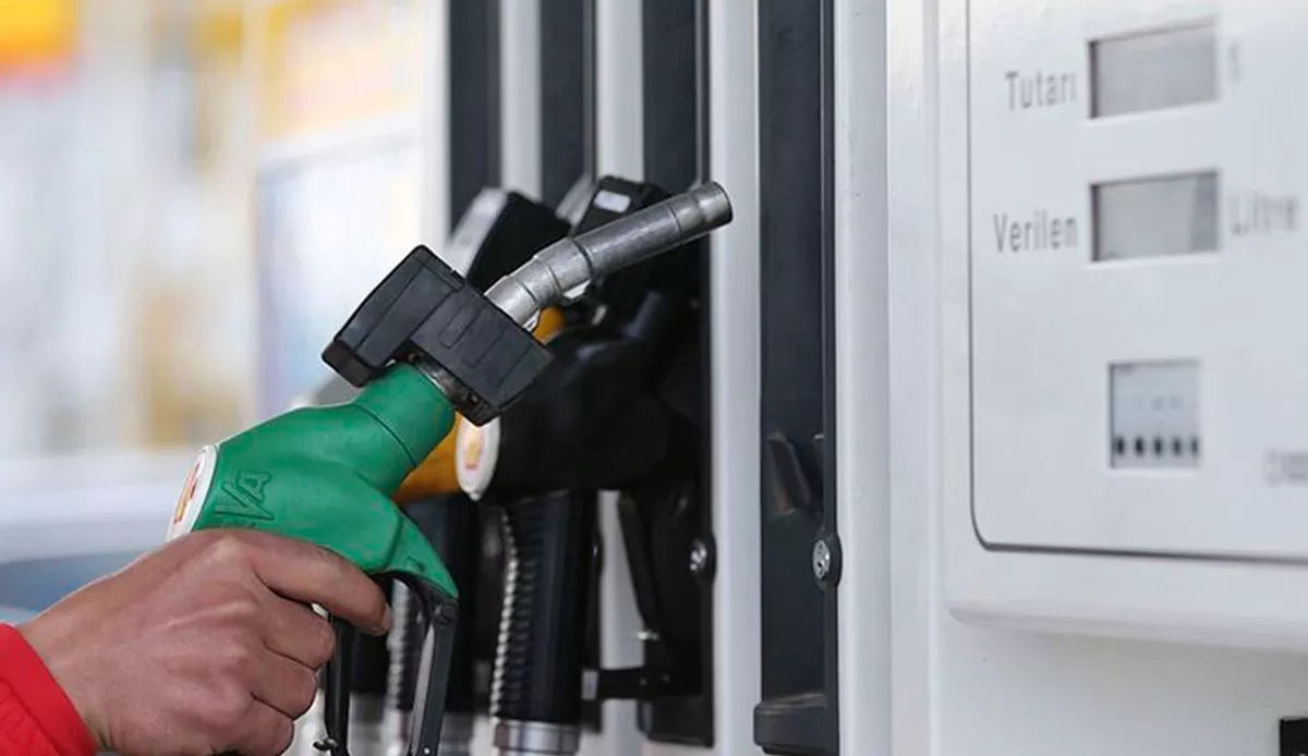 akaryakitta-3-gun-icinde-iki-kez-indirim-yapildi-suruculer-bayram-etti-27-nisan-2023-benzin-motorin-fiyatlari.jpg