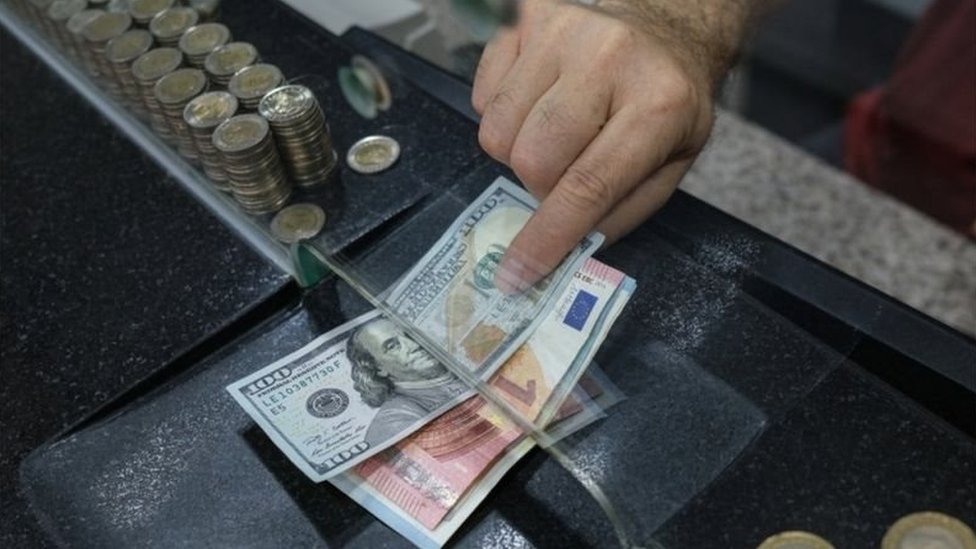 merkez-bankasi-karari-sonrasi-dolarin-rengi-degisti-25-mayis-persembe-dolartl-kuru-piyasalarda-son-durum-ne-oldu.jpg