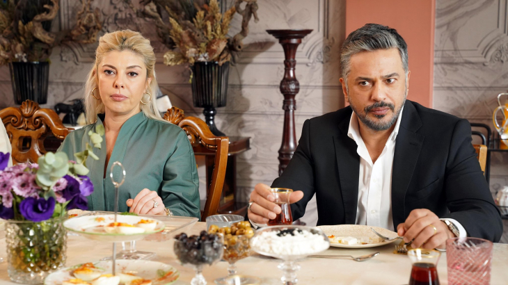 yali-capkini-setinden-ask-aciklamasi-geldi-emre-altug-askina-karsilik-gozde-kansu-bombayi-patlatti-asigim-ama-2.jpg