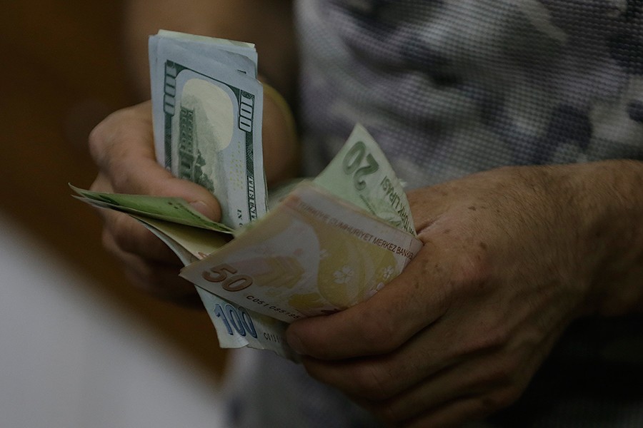 dolar-tarihi-rekorunda-23-tl-seviyesinde-durdu-tl-tarihi-deger-kaybini-yasiyor-9-haziran-piyasalarda-son-durum-2.jpg