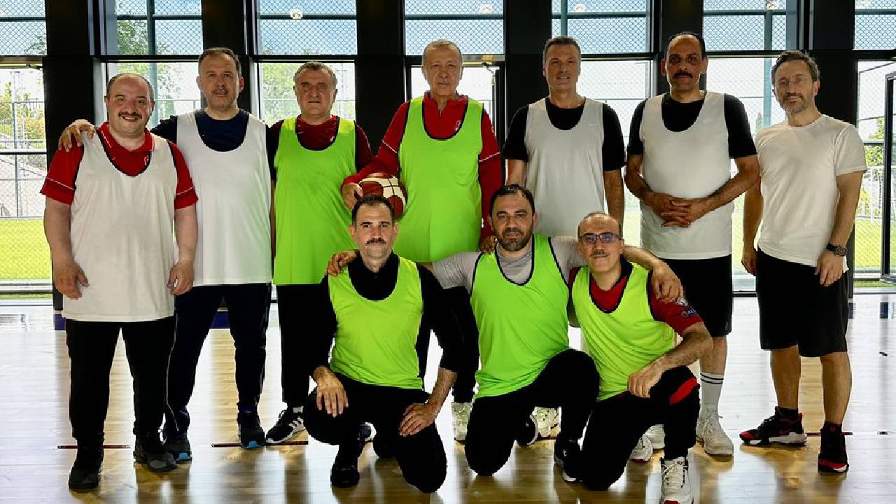 cumhurbaskani-erdogan-kurmaylarini-topladi-solugu-sahada-aldi-mit-baskani-spor-bakani-ve-milletvekilleri-ile-basketbol-oynadi-2.jpg