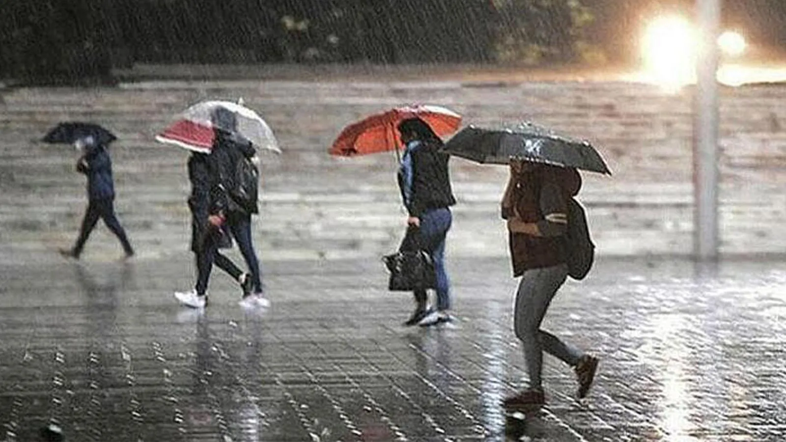 evden-cikacaklar-dikkat-meteoroloji-den-siddetli-yagis-ve-sel-uyarisi-1631566777.webp