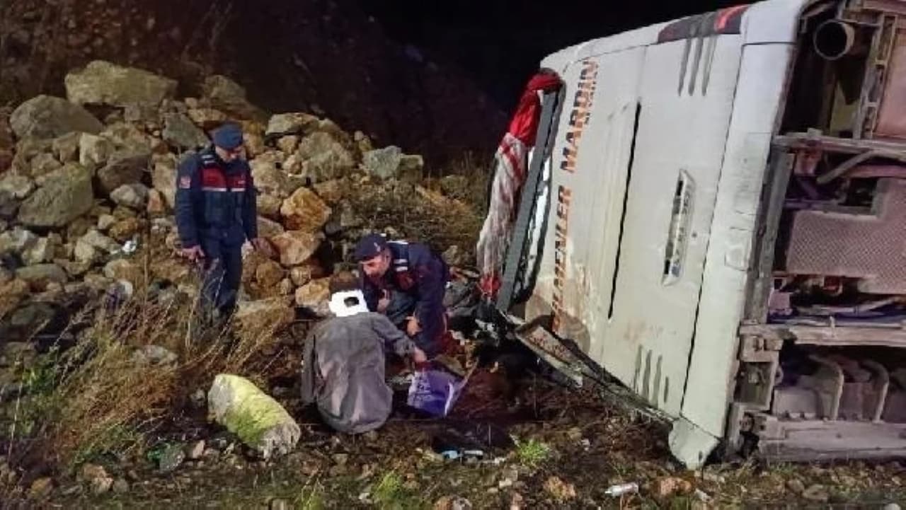 son-dakika-mersinde-meydana-gelen-otobus-kazasinda-7-kisi-oldu-30-kisi-yaralandi-2.jpg