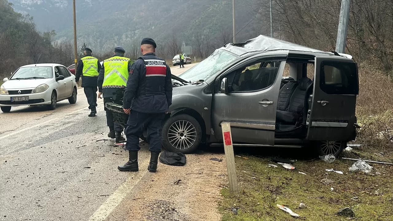 karabukte-cenazeye-giden-arac-direge-carpti-2-can-kaybi-3-yarali-3.jpg