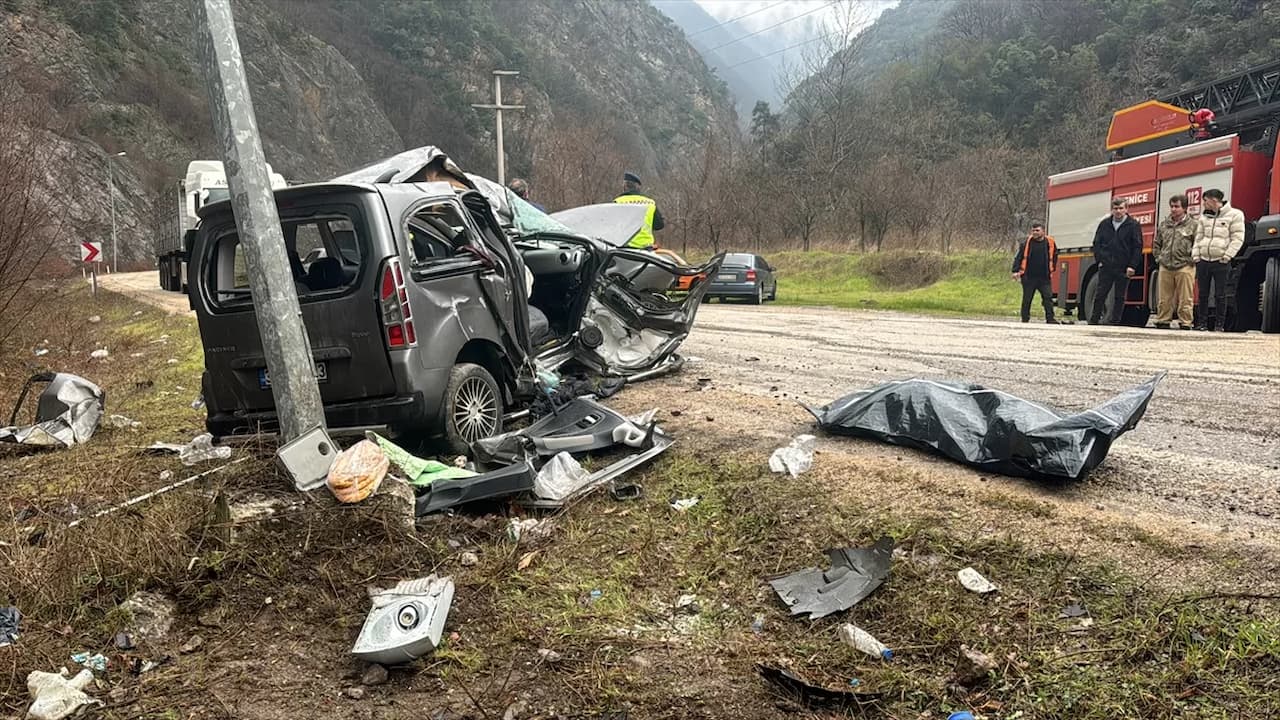 karabukte-cenazeye-giden-arac-direge-carpti-2-can-kaybi-3-yarali.jpg