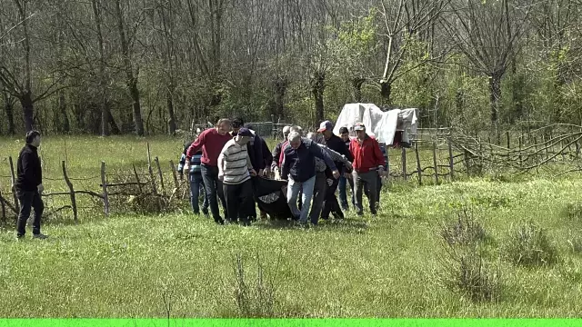 budamak-icin-ciktigi-agacin-dallari-arasinda-18497296-9639-m.webp