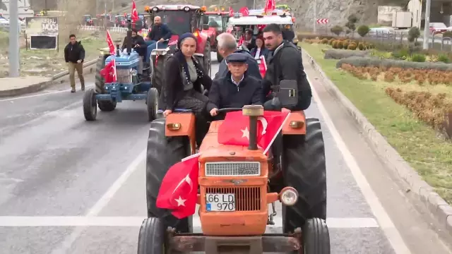 ozgur-ozel-mitinge-traktorle-geldi-18526556-5911-m.webp