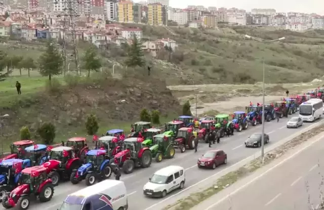 ozgur-ozel-mitinge-traktorle-geldi-18526557-6914-m.webp