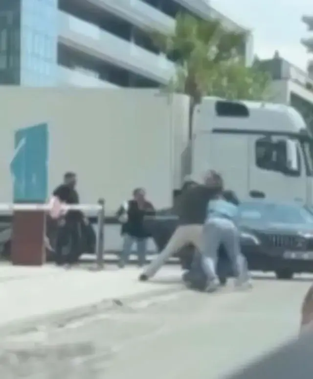 izmir-de-trafikte-satirli-kavga-kamerada-18565882-8541-m.webp