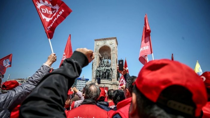 taksimde-1-mayis-yasaklar-barikatlar-ve-direnis-suruyor-002.jpeg