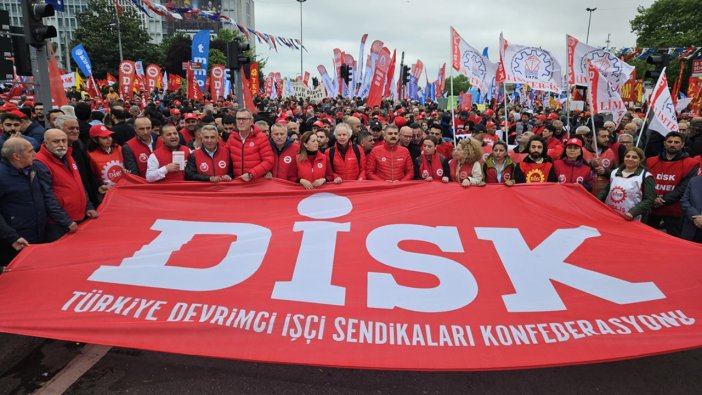 taksimde-1-mayis-yasaklar-barikatlar-ve-direnis-suruyor-003.jpeg