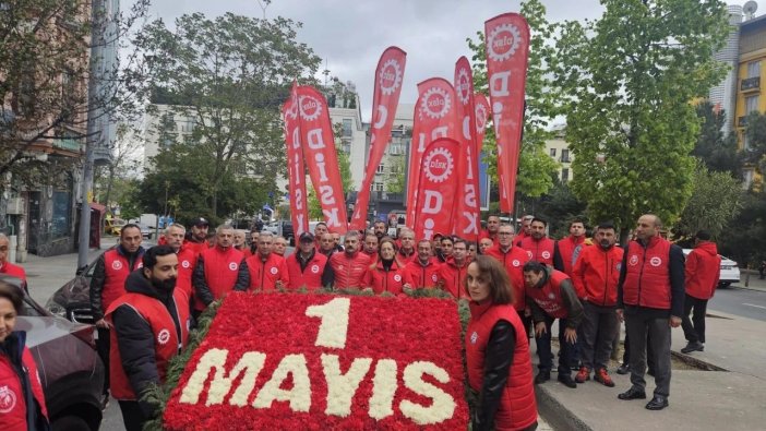 taksimde-1-mayis-yasaklar-barikatlar-ve-direnis-suruyor.jpeg