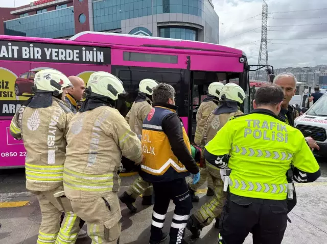 duraktaki-metrobuse-arkadan-gelen-metrobus-carpti-18611190-246-m.webp