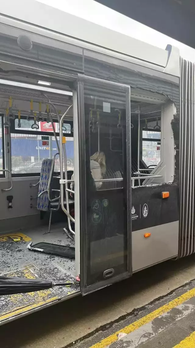istanbul-da-metrobus-kazasi-1-olu-20-yarali-18611190-155-m.webp